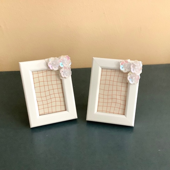 Set of 2…2x3 white frames embellished with sequin flowers - Picture 1 of 5
